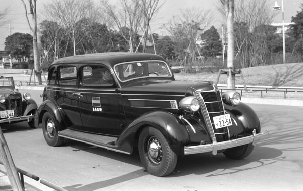 35-1a  (143-33) 1935 Chrysler Deluxe Airstream 4dr Sedan.jpg